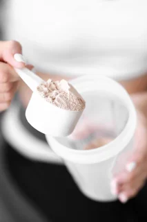 پروتئین وی چیست؟ راهنمای کامل خرید، مزایا و نحوه مصرف